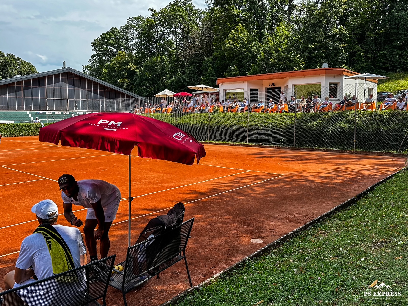 Le Club de Tennis de Neuchâtel recherche son/sa futur.e gérant.e-propriétaire.